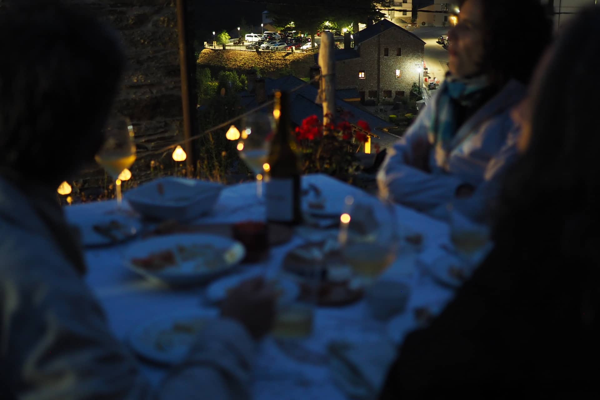 Picoteo en el patio vistas noche