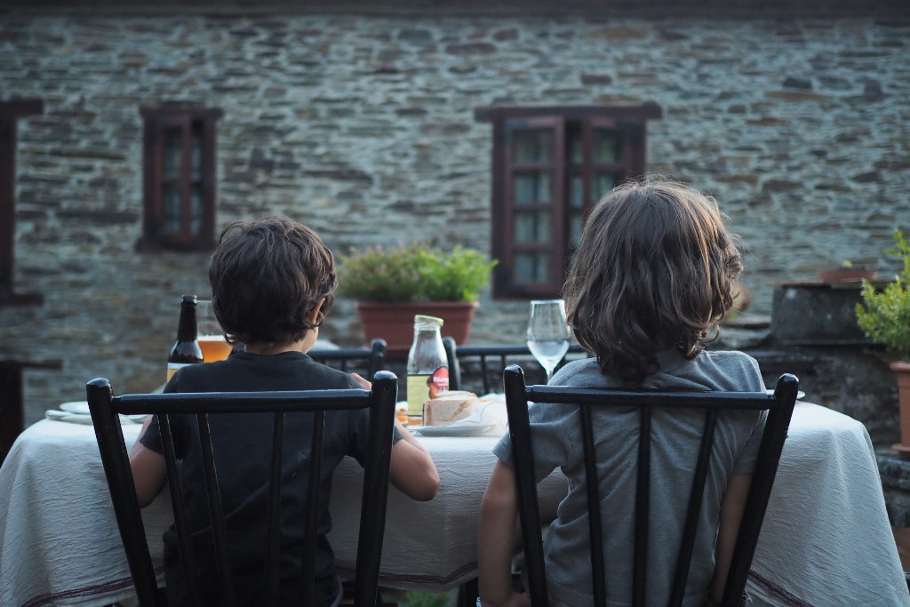 OLYMPUS DIGITAL CAMERA nenos patio a casoa turismo rural galego asturiano
